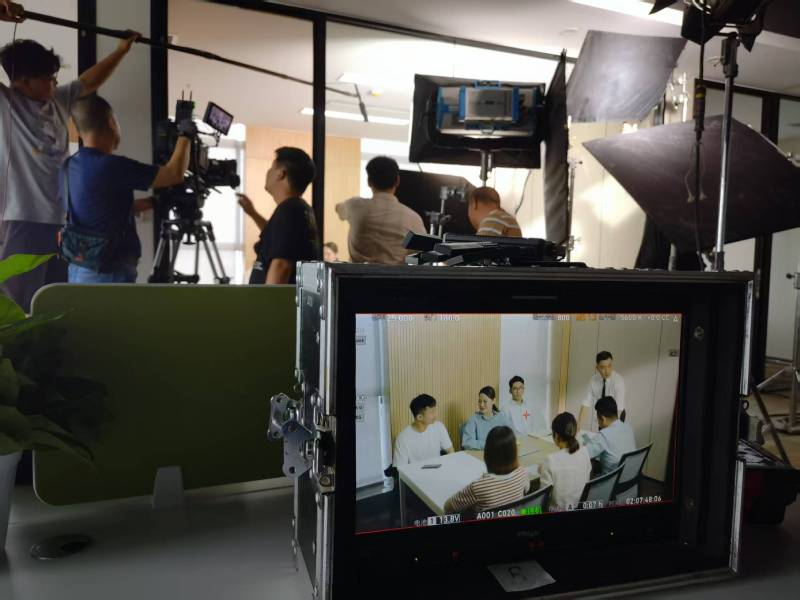 雨花区TVC拍摄公司：科技产品视觉化大师，诠释未来感与功能美学
